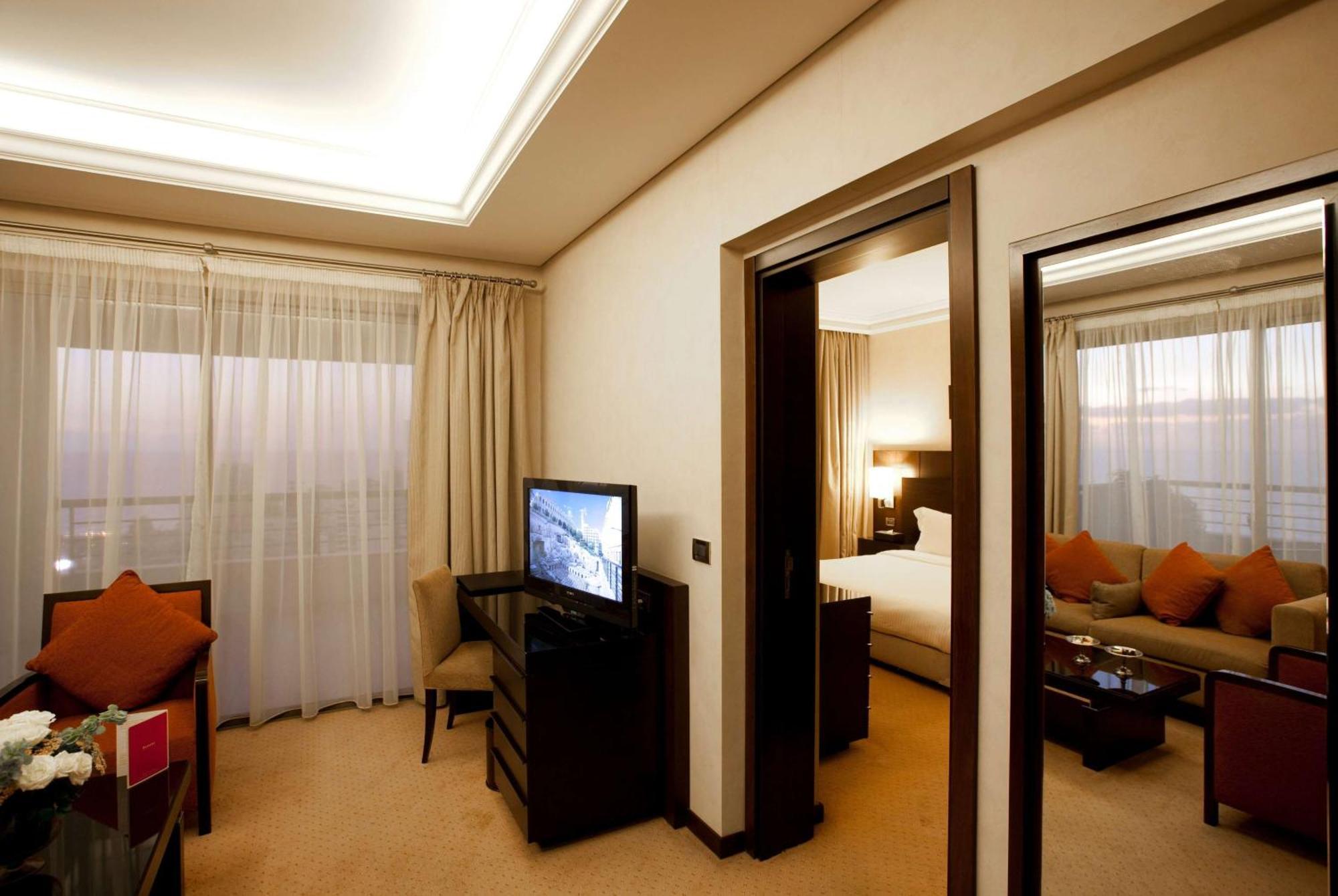 Hotel Ramada Plaza by Wyndham Beirut Raouche Exterior foto