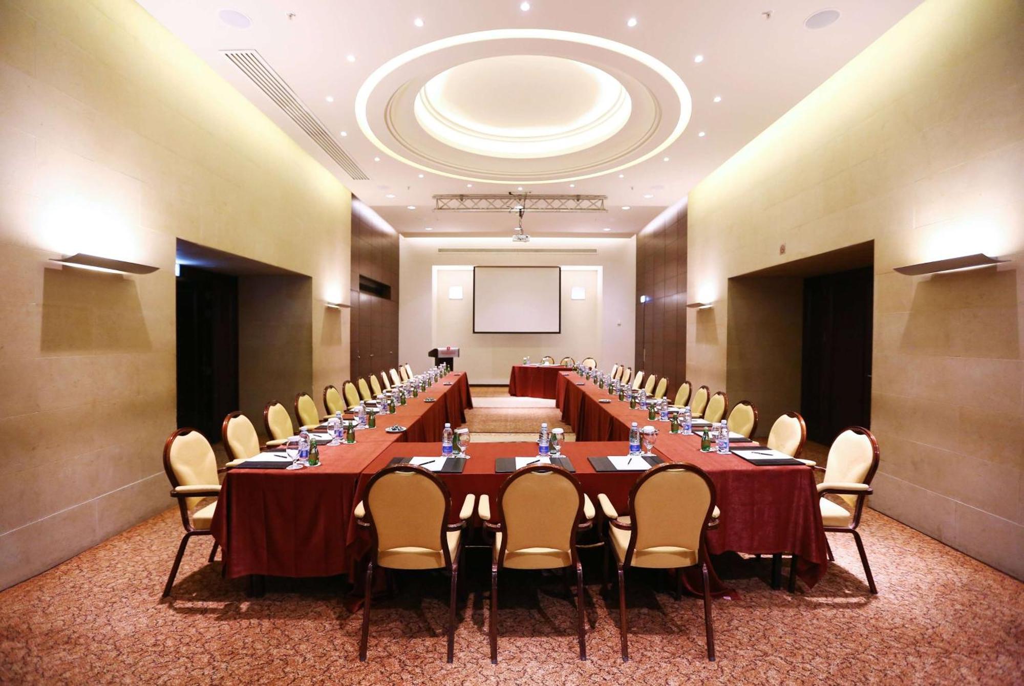 Hotel Ramada Plaza by Wyndham Beirut Raouche Exterior foto