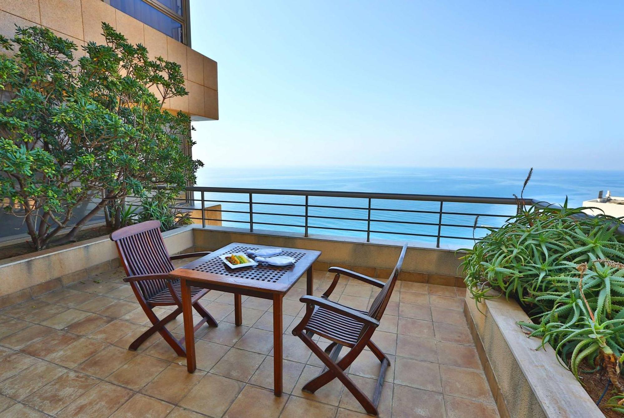 Hotel Ramada Plaza by Wyndham Beirut Raouche Exterior foto