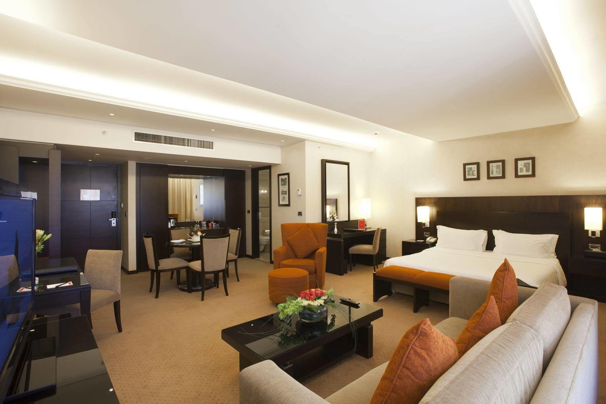 Hotel Ramada Plaza by Wyndham Beirut Raouche Exterior foto